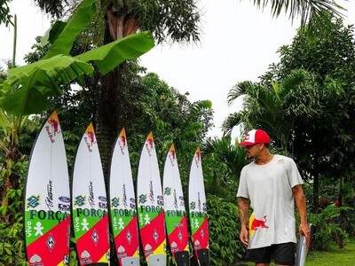 Italo Ferreira pinta pranchas com mensagem de coragem ao povo do Rio Grande do Sul