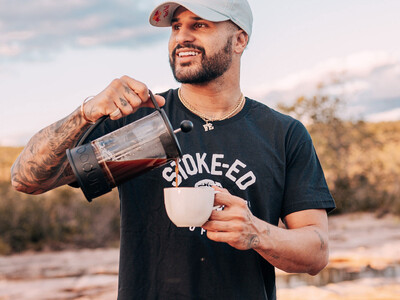 Surfista Italo Ferreira lança marca de café especial inspirado em suas conquistas no esporte