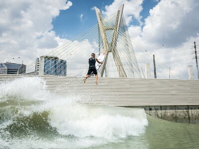 Ítalo Ferreira testa a piscina de ondas do São Paulo Surf Club da JHSF
