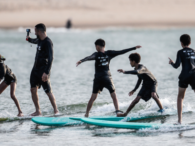 Italo Ferreira visita seu Projeto Social em Baia Formosa antes de viajar para a etapa de Trestles