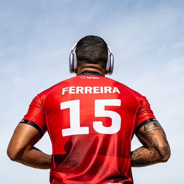 Italo Ferreira começa bem em Pipeline